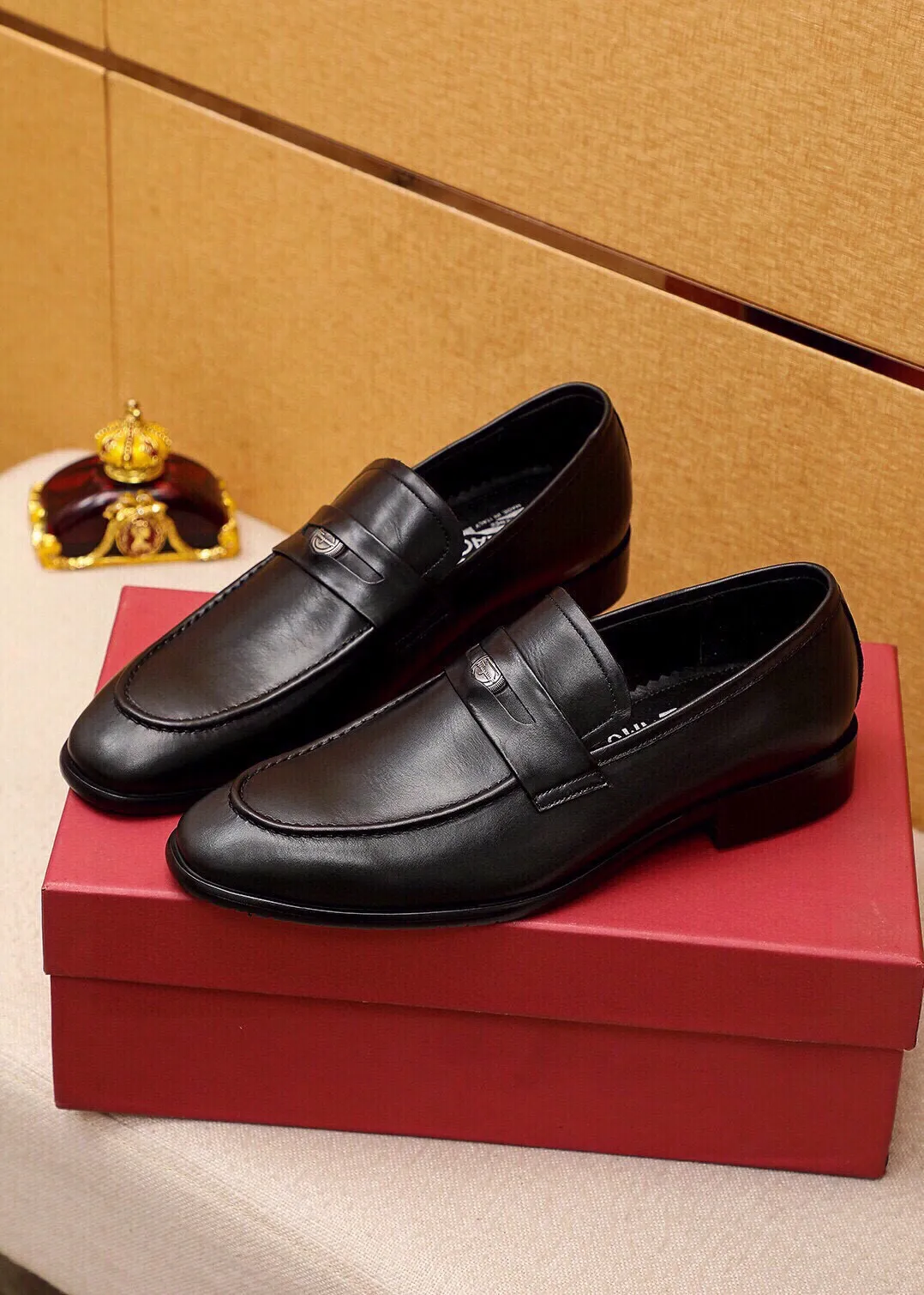 Men's shoes 💰520 💐 Product trademark: Ferragamo "Ferragamo" casual leather shoes Regular size: 38-44 (45🉑️customized) Product materials: Selected imported first-layer calfskin upper + original hardware buckle, imported water-dyed cowhide leather lining. Strong three-dimensional visual effect, combined outsole Color: 2⃣️colors available